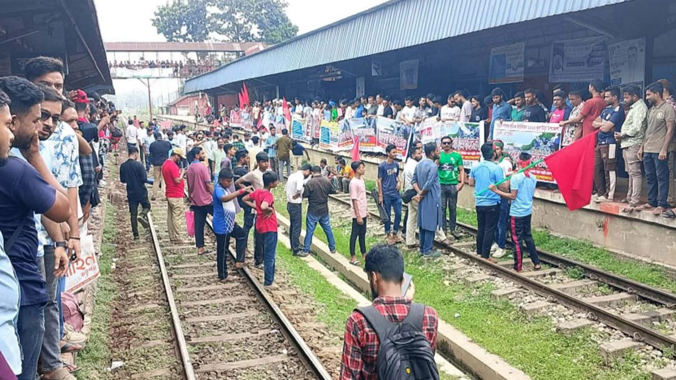 সিলেটের রেলপথে অবস্থান নিয়েছেন অবরোধকারীরা, ট্রেন যাত্রায় বিলম্ব